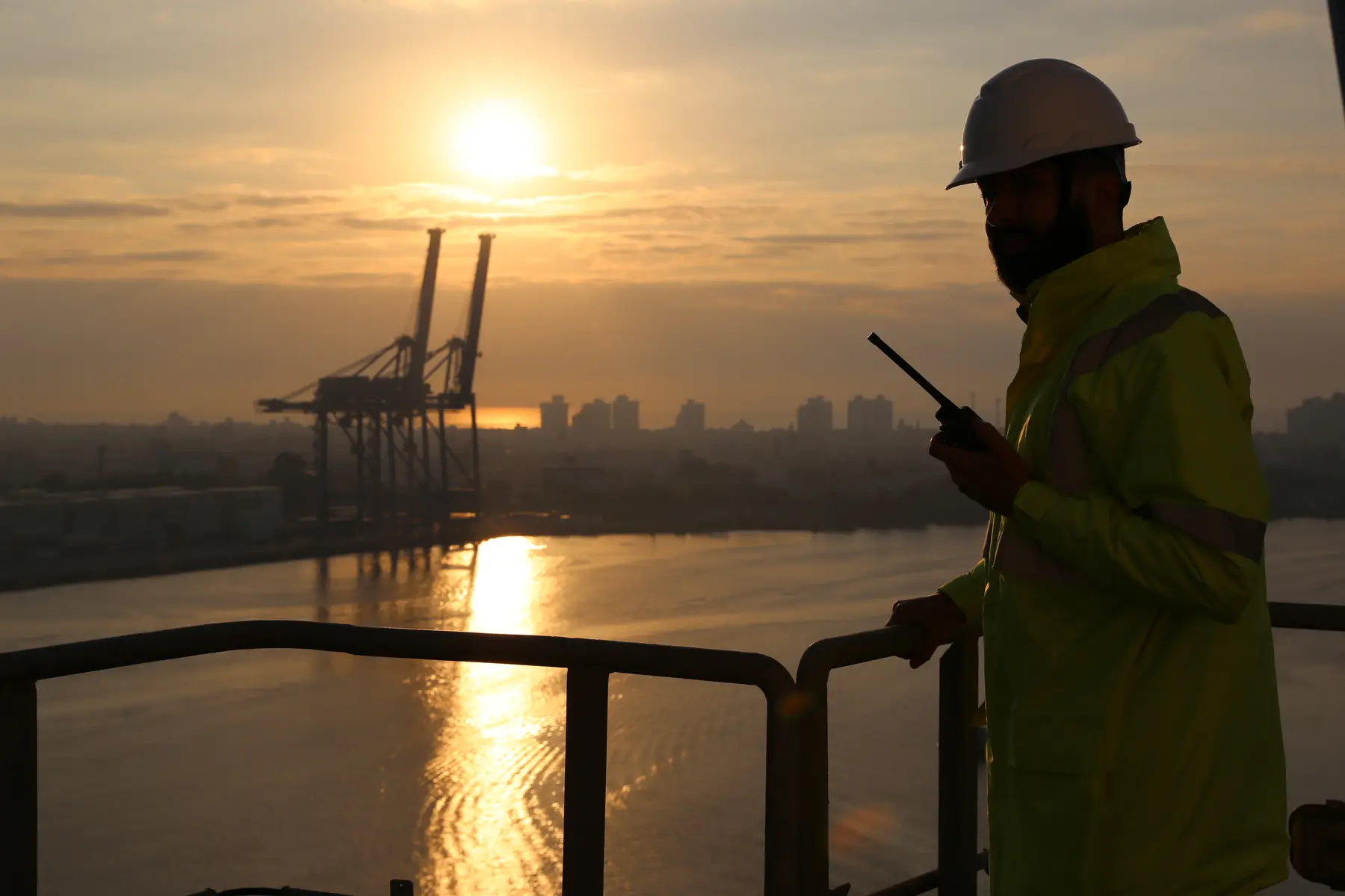 Engenheiro no Porto de Itajaí ao pôr do sol
