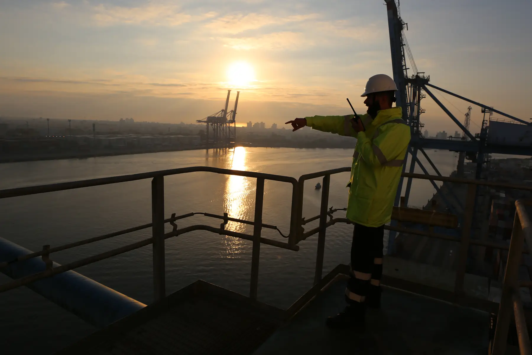 Técnico apontando estruturas no Porto de Itajaí